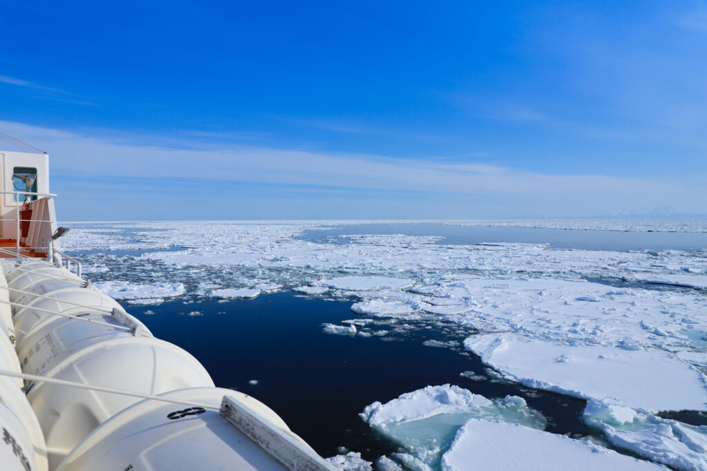 流氷　オホーツク海　観光砕氷船
